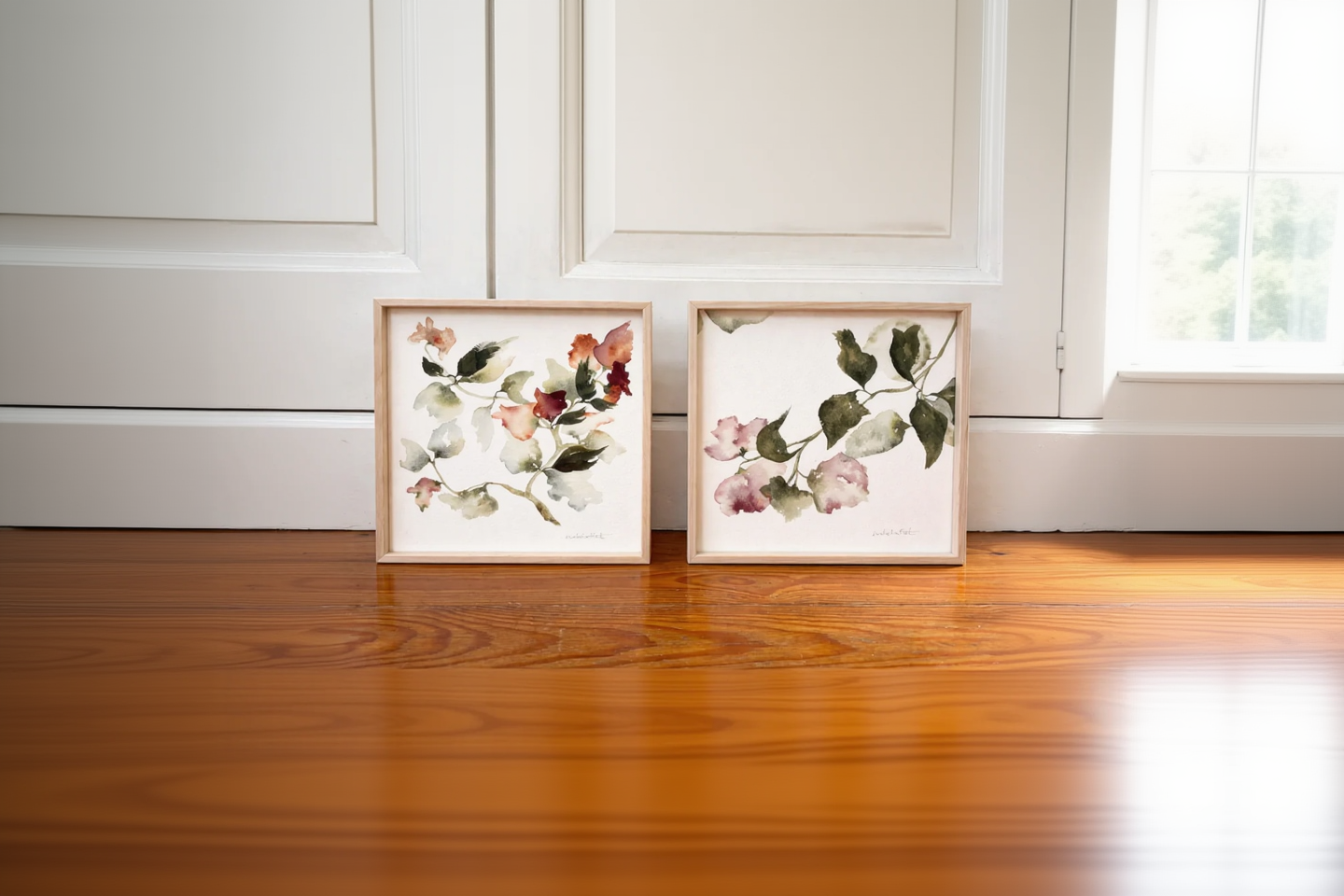 Pareja de cuadros para decorar dormitorios o rincones con encanto. Son de estilo romántico, con motivos botánicos, flores pintadas en acuarela en tonos salmón, verde, granate, rosa palo y malva. Son originales de Isabel Altet